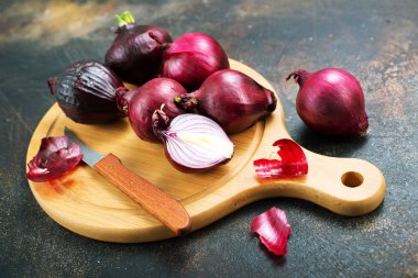 Ahşap tahta üzerinde çiğ kırmızı soğan