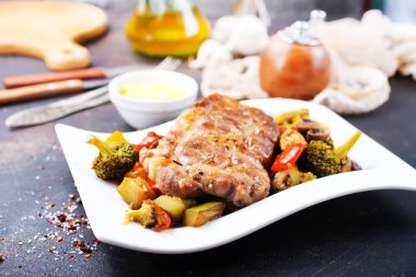 Tabakta sebzeli ızgara et.