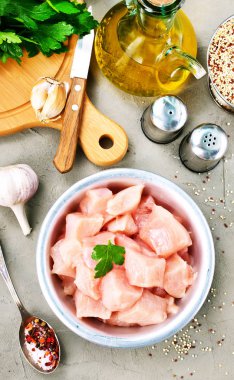 çiğ tavuk fileto kase, üstten görünüm