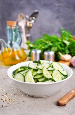 Kase, salata için madde salatalık dilimlenmiş. seçici odak.