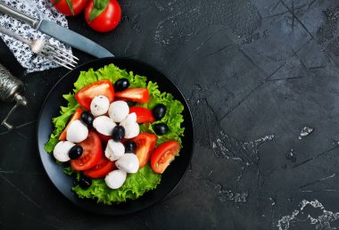 Plaka, Yunan salatası, beyaz peynir, üstten görünüm taze salata sebze salatası