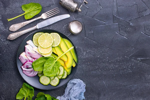 Alimentos Dietéticos Rebanadas Aguacate Lima Cebolla Roja Con Espinacas —  Fotos de Stock