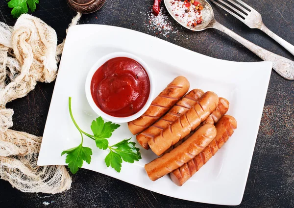 Gebakken Worstjes Saus Witte Plaat Bovenaanzicht — Stockfoto