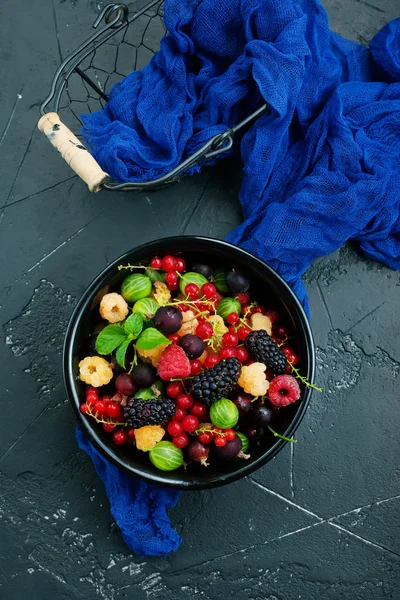 各式新鲜成熟浆果在桌上的碗 顶部视图 — 图库照片