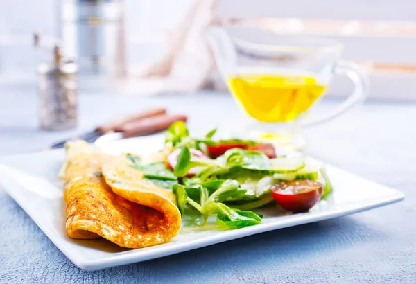 Omelet Met Groente Salade Plaat Selectieve Aandacht — Stockfoto