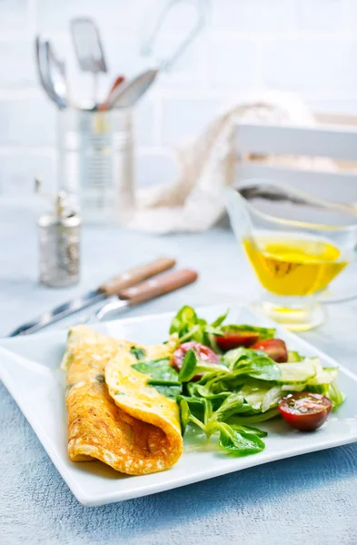 Omelette Mit Gemüsesalat Auf Dem Teller Selektiver Fokus — Stockfoto