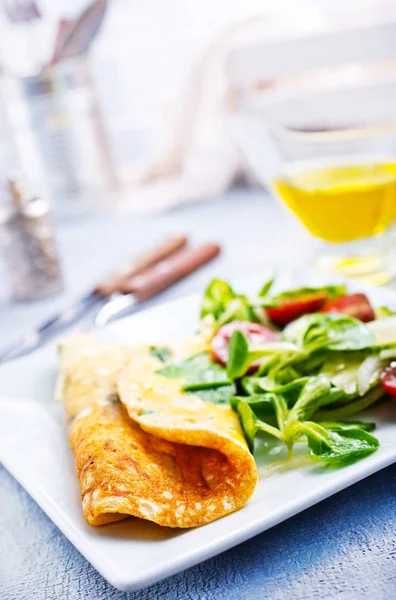 Omelete Com Salada Legumes Placa Foco Seletivo — Fotografia de Stock