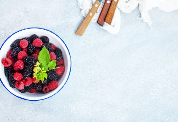 树莓和黑莓混合在碗 顶部视图 — 图库照片