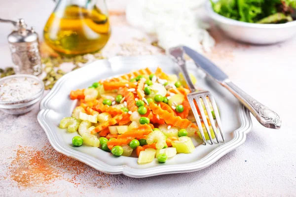 Salada Vegetal Com Aipo Cenouras Chapa Prata — Fotografia de Stock