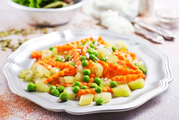 Groente Salade Met Selderij Worteltjes Zilverplaatje — Stockfoto