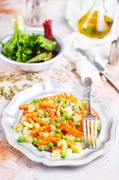 セロリとニンジンの銀皿の上の野菜サラダ — ストック写真