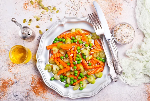 Овочевий Салат Селерою Морквою Срібній Тарілці — стокове фото