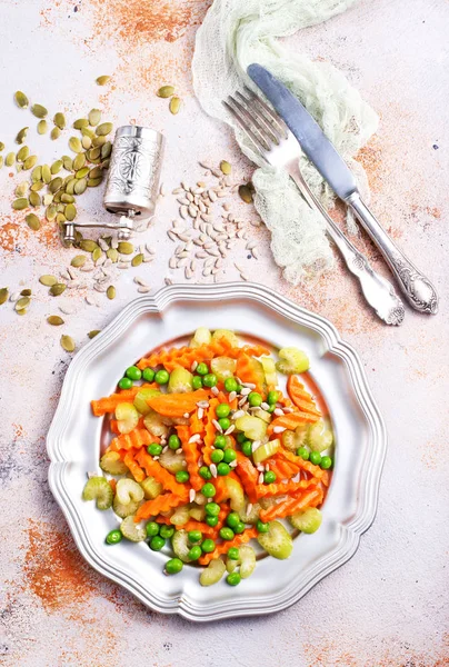 Groente Salade Met Selderij Worteltjes Zilverplaatje — Stockfoto