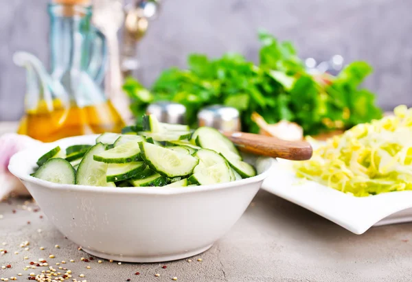 Pepinos Fatiados Tigela Ingrediente Para Salada Foco Seletivo — Fotografia de Stock