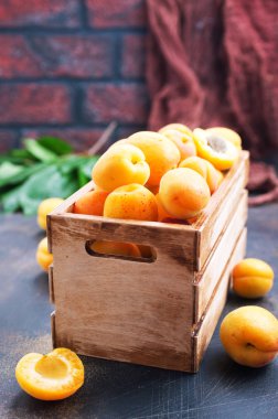 Ahşap kutusunda, taze kayısı kayısı bir tablo