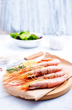 baharat ve tuz, deniz ürünleri ile haşlanmış karides