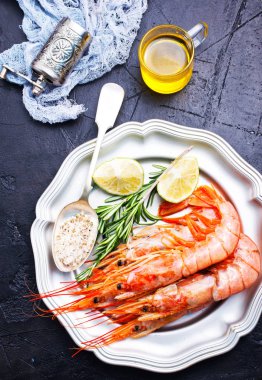 baharat ve tuz, deniz ürünleri ile haşlanmış karides