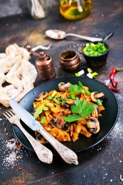  Vegan yemek. Fried mantar ve lahana kızartma tavası. Avrupa mutfağı.
