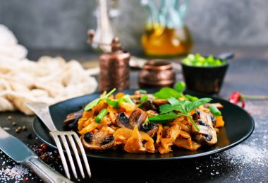  Vegan yemek. Fried mantar ve lahana kızartma tavası. Avrupa mutfağı.