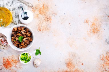 Vegan yemek. Fried mantar ve soğan kızartma tavası. Avrupa mutfağı.