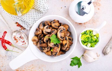 Vegan yemek. Fried mantar ve soğan kızartma tavası. Avrupa mutfağı.
