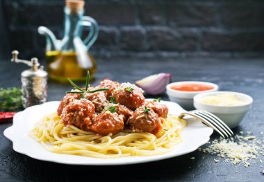 haşlanmış spaghetty köfte ve domates sosu ile