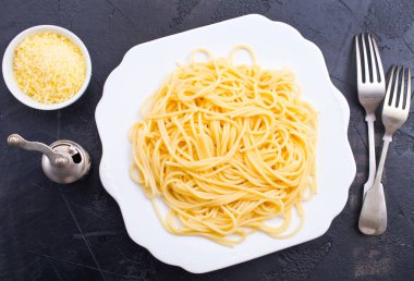 Spagetti veya makarna ev yapımı İtalyan geleneksel yiyecek var. Tablo üzerinde pişmiş makarna.
