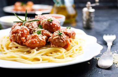 haşlanmış spaghetty köfte ve domates sosu ile