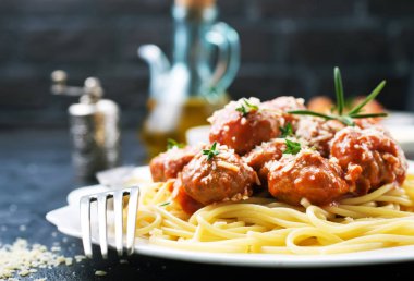 haşlanmış spaghetty köfte ve domates sosu ile