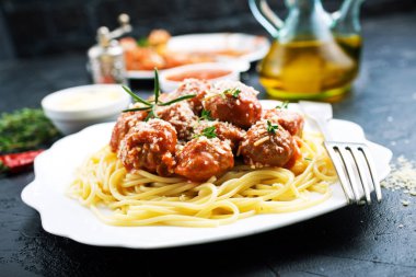 haşlanmış spaghetty köfte ve domates sosu ile