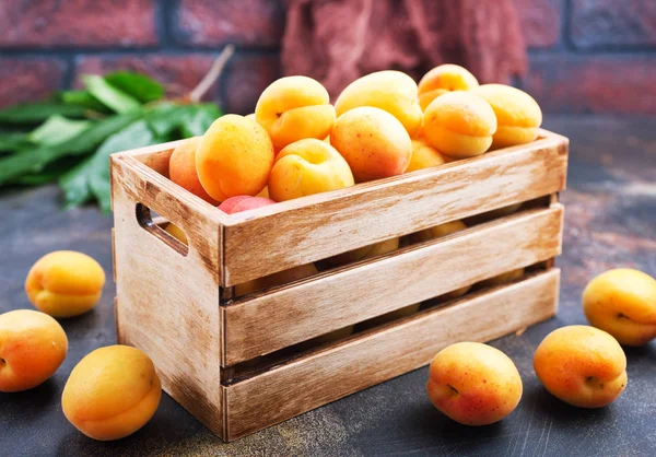 Abricots Frais Dans Une Boîte Bois Abricots Sur Une Table — Photo