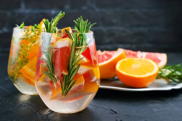 Grapefruit Und Rosmarin Gin Cocktail Erfrischendes Getränk Mit Eis — Stockfoto