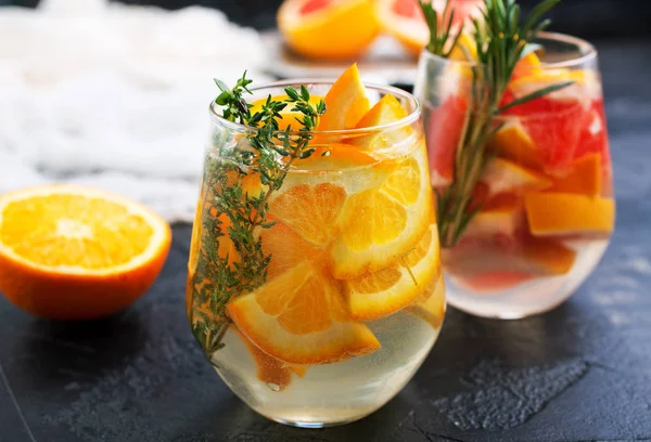 Grapefruit Und Rosmarin Gin Cocktail Erfrischendes Getränk Mit Eis — Stockfoto