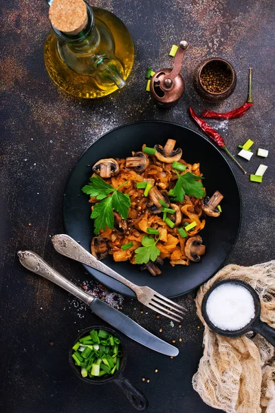 Πιάτο Για Χορτοφάγους Τηγανητά Μανιτάρια Λάχανο Στο Τηγάνι Ευρωπαϊκή Κουζίνα — Φωτογραφία Αρχείου