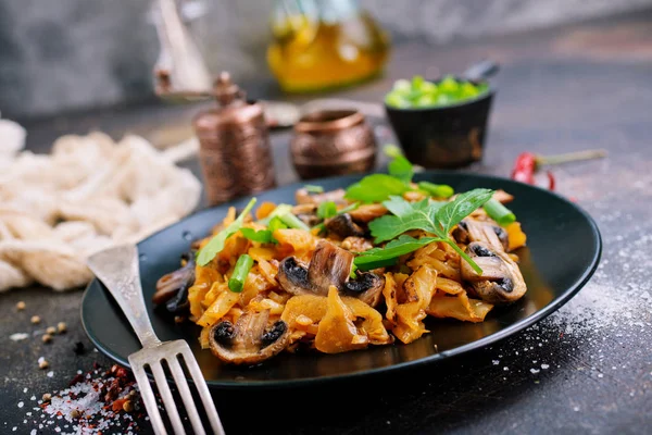 纯素食的菜肴 煎锅里的蘑菇和卷心菜 欧式料理 — 图库照片