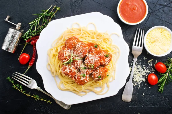 Kokt Spaghetty Med Köttbullar Och Tomatsås — Stockfoto