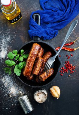 çatal ile tavada kızarmış sosis üstten görünüm