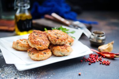 kızarmış tavuk pirzola plaka üzerinde çekim kapatın