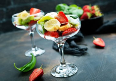 porsiyonlar meyve salatası bardaklarda masaya servis