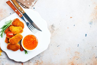 tabakta soslu tavuk Nuggets üstten görünüm