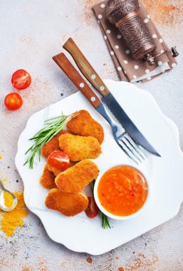 tabakta soslu tavuk Nuggets üstten görünüm