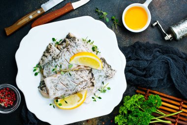 haşlanmış balık fileto baharat ve limon ile üstten görünüm