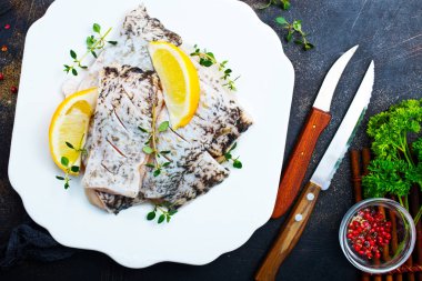 haşlanmış balık fileto baharat ve limon ile üstten görünüm