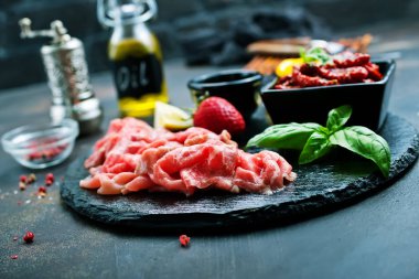 İtalyan prosciutto crudo dilim taze fesleğen ve kurutulmuş domates ile atış yukarıya kapatmak