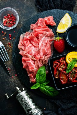 İtalyan prosciutto crudo dilim taze fesleğen ve kurutulmuş domates ile üstten görünüm