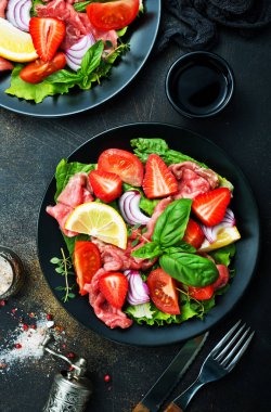 taze salata bölümleri hamon, mavi peynir ve çilek ile üstten görünüm 