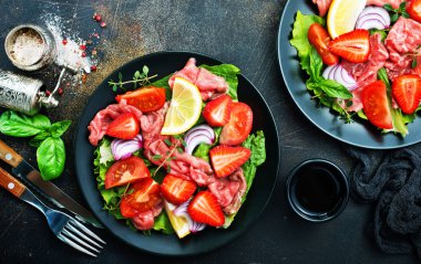 taze salata bölümleri hamon, mavi peynir ve çilek ile üstten görünüm 