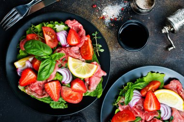 taze salata bölümleri hamon, mavi peynir ve çilek ile üstten görünüm 