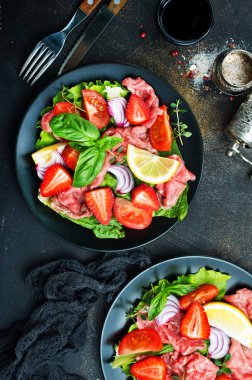 taze salata bölümleri hamon, mavi peynir ve çilek ile üstten görünüm 