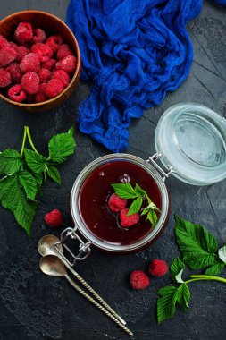 Ev yapımı reçel kavanoz ve tablo, üstten görünüm taze çilek